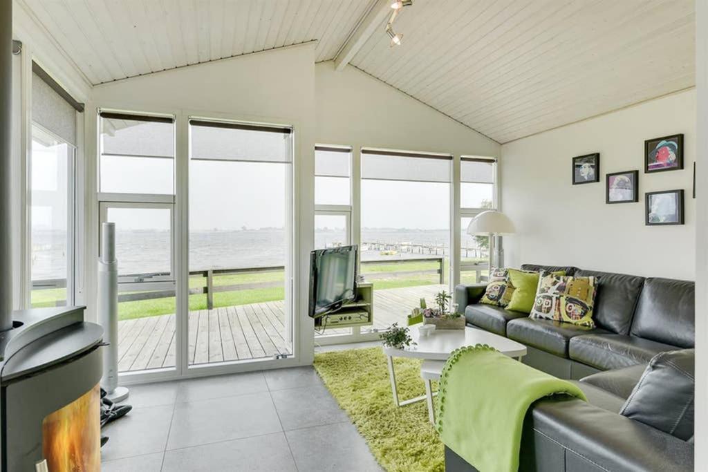 Eksklusiv Sommerhus Beliggende I Vandkanten Munkebo Luaran gambar