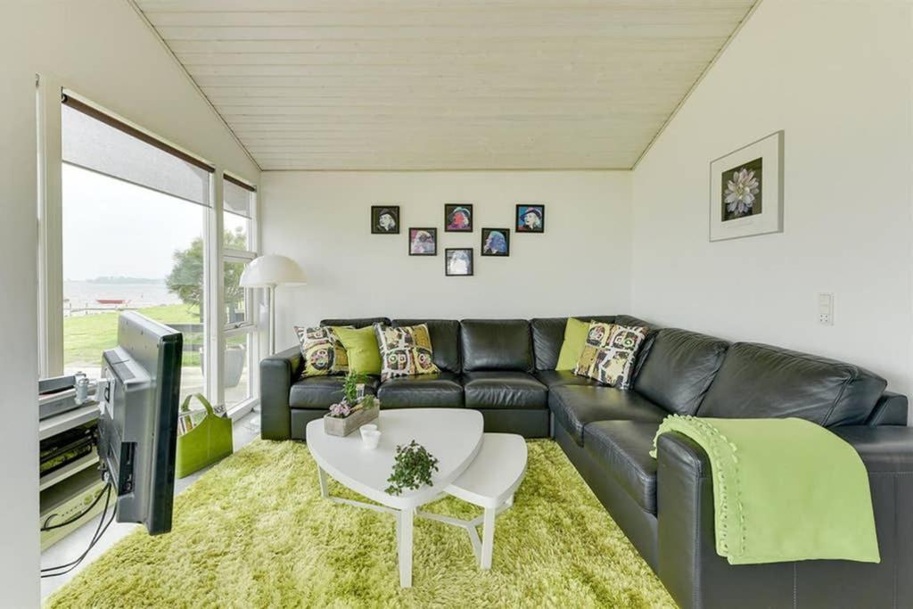 Eksklusiv Sommerhus Beliggende I Vandkanten Munkebo Luaran gambar